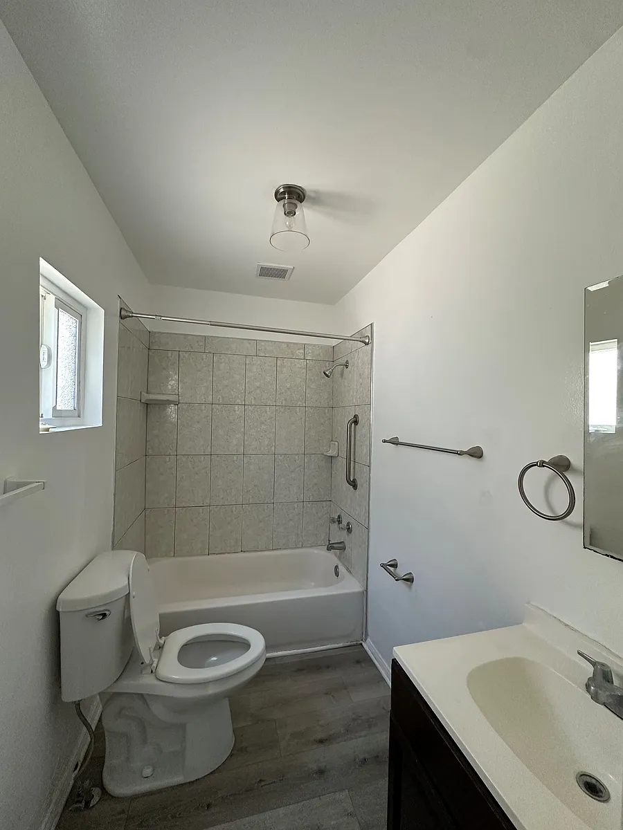 Building Photo - 728 1/2 S Leonard Ave #3