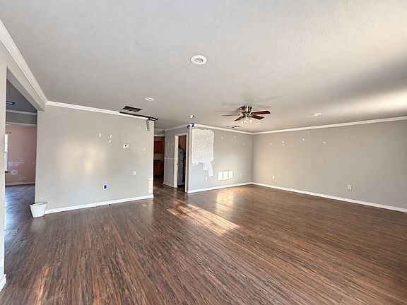 4th image of 900 Lee Ln