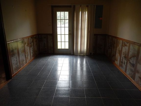 5th image of 402 W Chattahoochee St