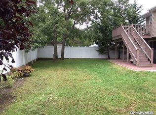 8 Tarkington Rd, Holbrook, NY 11741