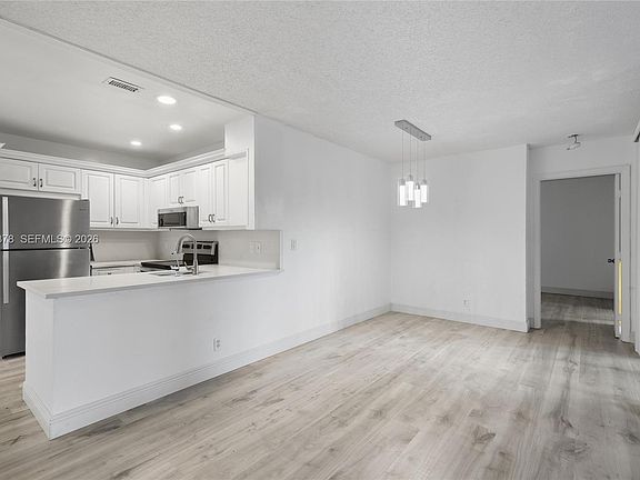 5th image of 5463 Verona Dr APT A