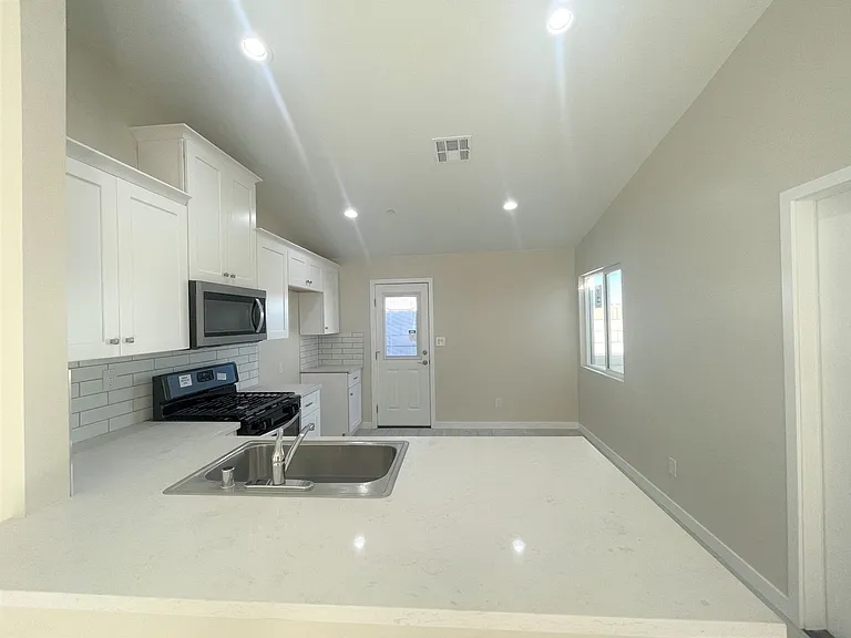 9933 N Loop Blvd — Photo 7