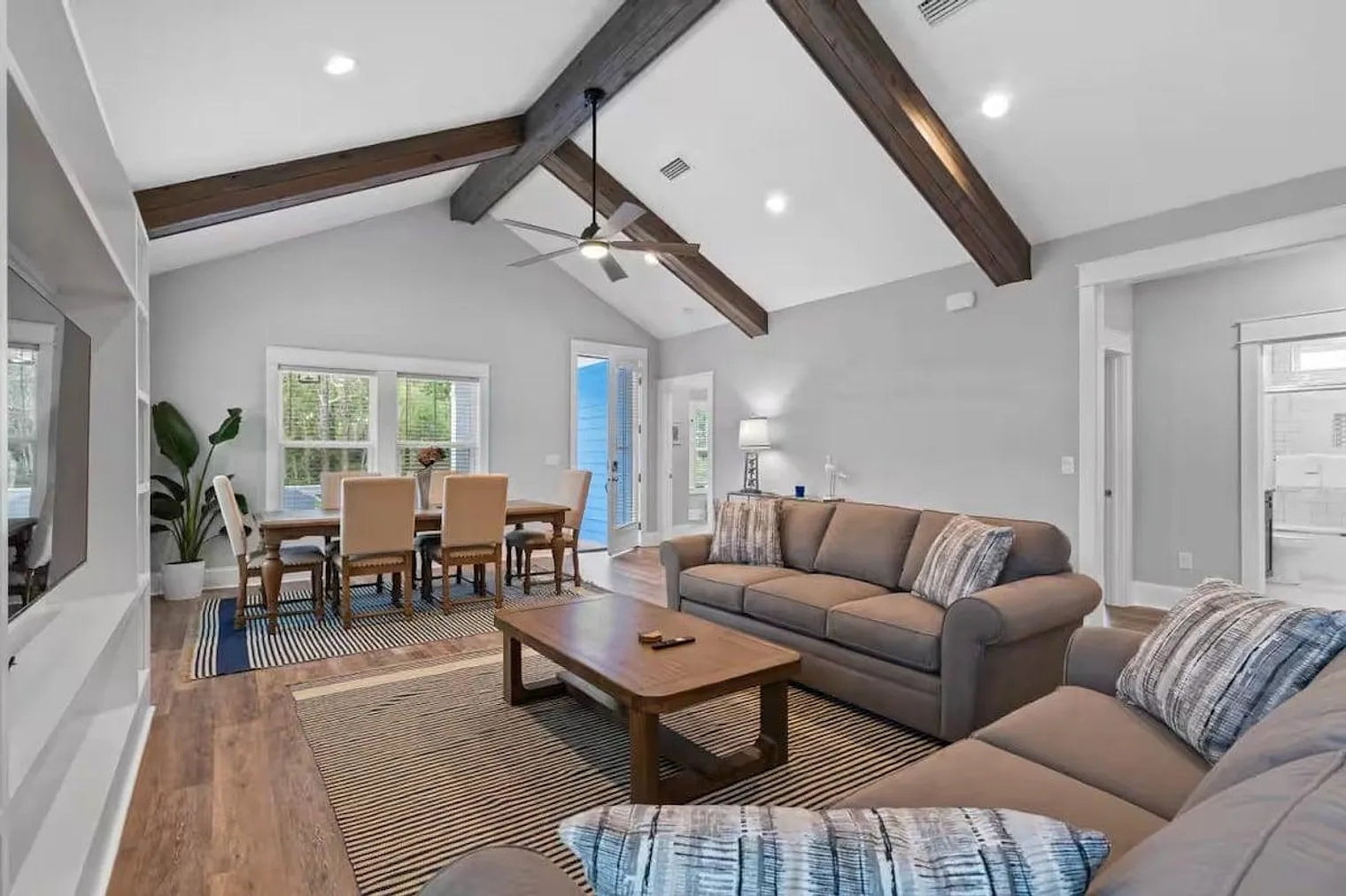 4 bed, 2.0 bath, 1969 sqft, $4,120 — Photo 3