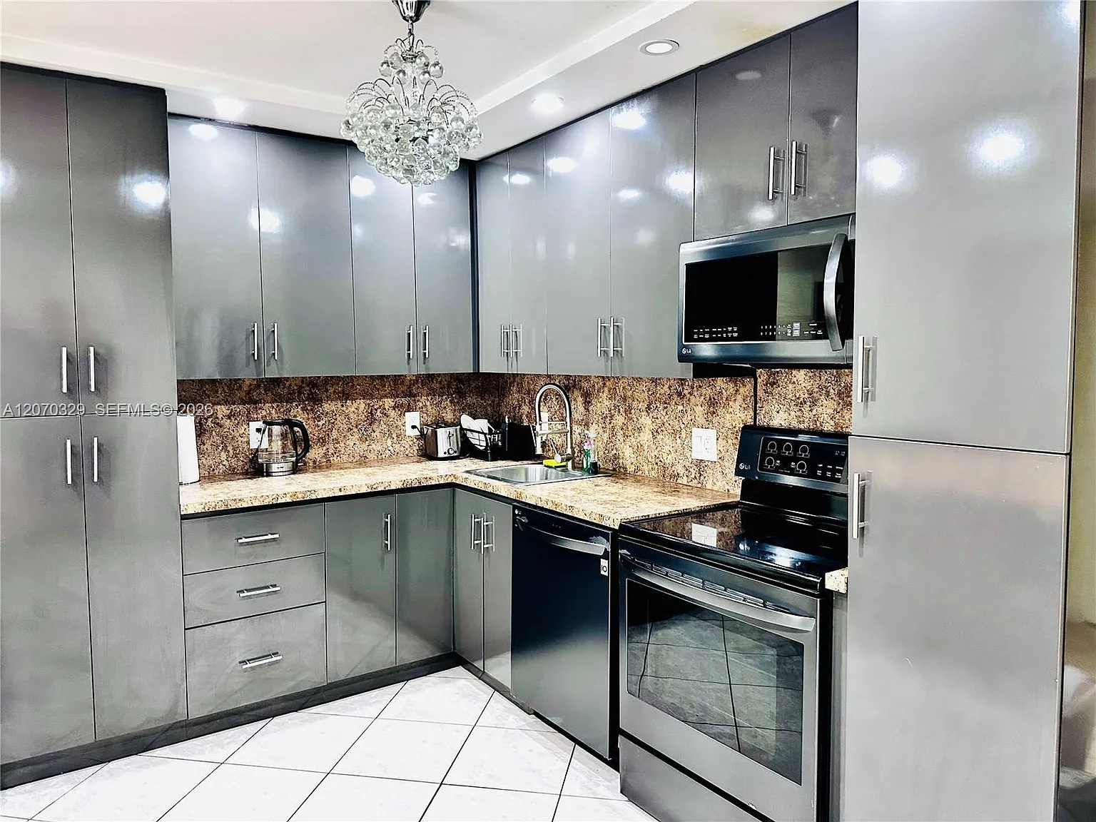 Imperial Towers Condo — Photo 2
