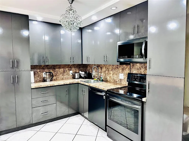1817 S Ocean Dr #823 — Photo 2