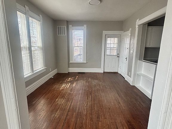 3rd image of 2004 Latham St #5