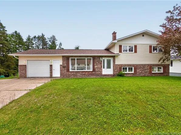 126 7th St, Miramichi, NB E1V 1A5