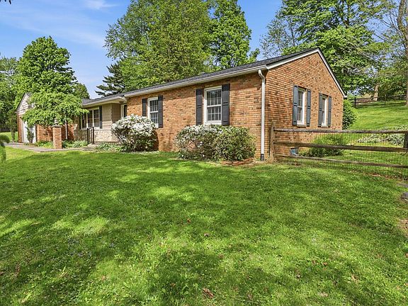 3rd image of 1722 Red Oak Dr NE