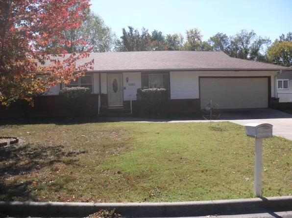 1026 Meadowbrook Rd E, Iola, KS 66749