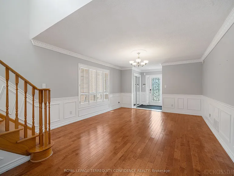 131 Laurelhurst Cres — Photo 4