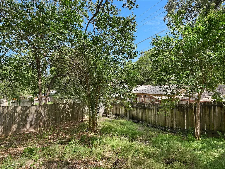 3500 Larchmont Cv #B — Photo 18