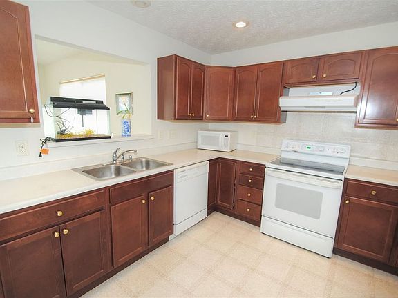 3rd image of 9032 Georgian Ct