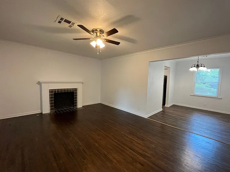 819 N Gary Pl — Photo 2