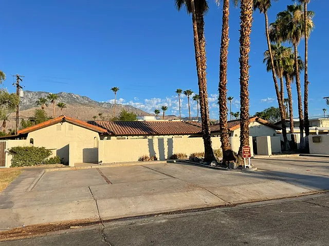 561 Desert View Dr