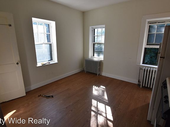 3rd image of 2254 Bryn Mawr Ave APT 3A
