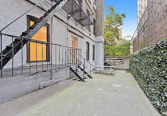 4th image of 302 Mott St