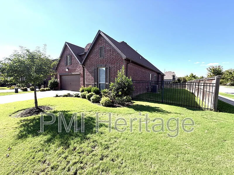 3 bed, 3.0 bath, 2400 sqft, $2,945 — Photo 2