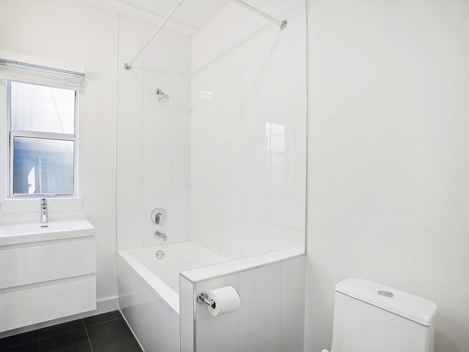 Bathroom with a toilet, sink and bathtub