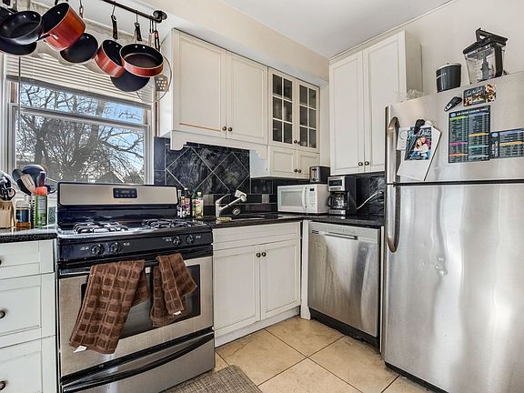 3rd image of 1205 W Oakdale Ave