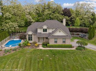 7973 Hillside Lakes Dr, Brighton, MI 48116