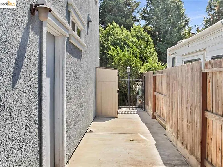 790 Yosemite Dr — Photo 32