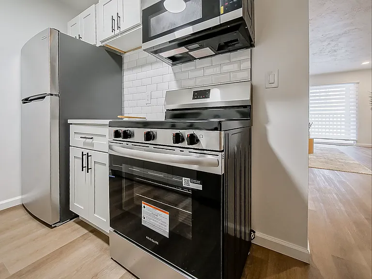 All New Luxury Living In Plymouth — Photo 25