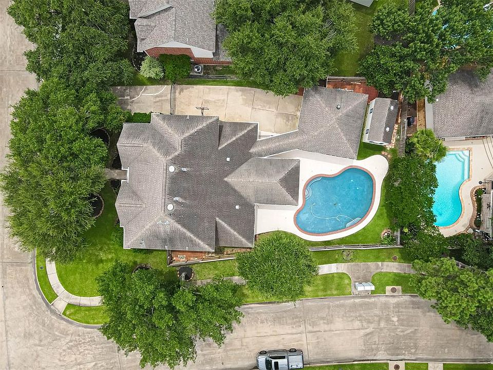 Welcome home to 23302 Knight Hollow Ct. in Cinco Ranch