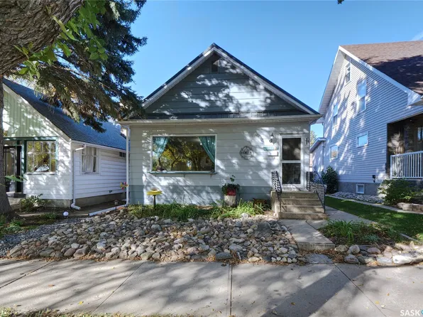 1042 Algoma Avenue, Moose Jaw, SK S6H 3Z5
