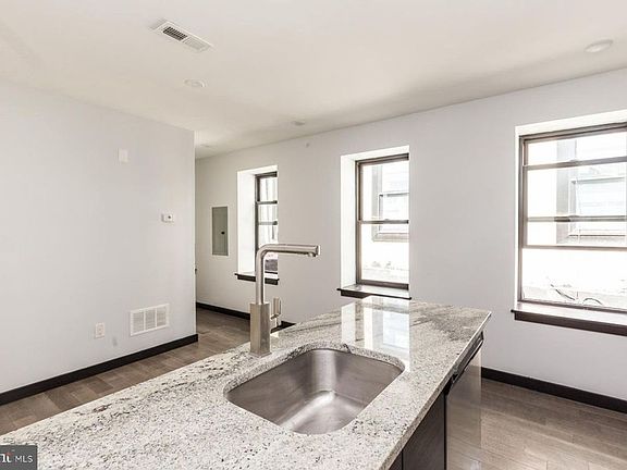 5th image of 2613 W Girard Ave #2R