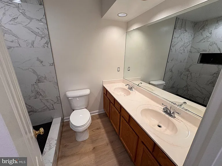 7423 Laura Ln — Photo 12