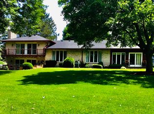 7011 Inverway Dr, Crystal Lake, IL