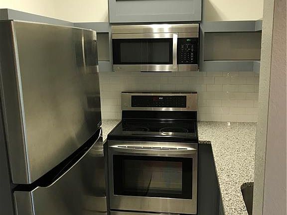 2nd image of 915 W 22nd 1/2 St APT 104