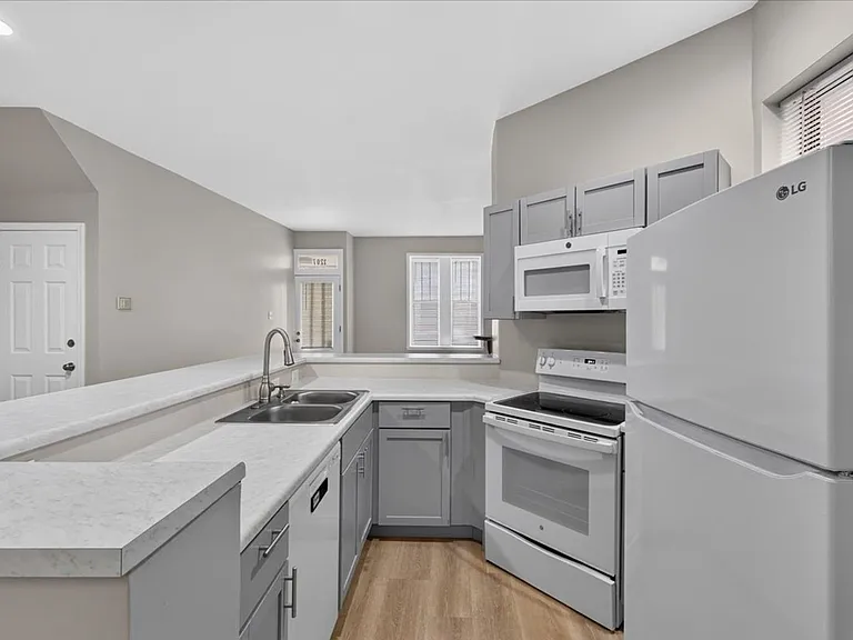 1207 Mackay Pl #1F — Photo 11