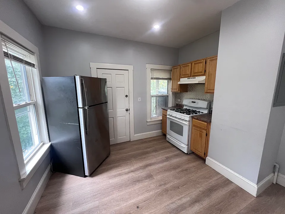 24 Dickens St #3