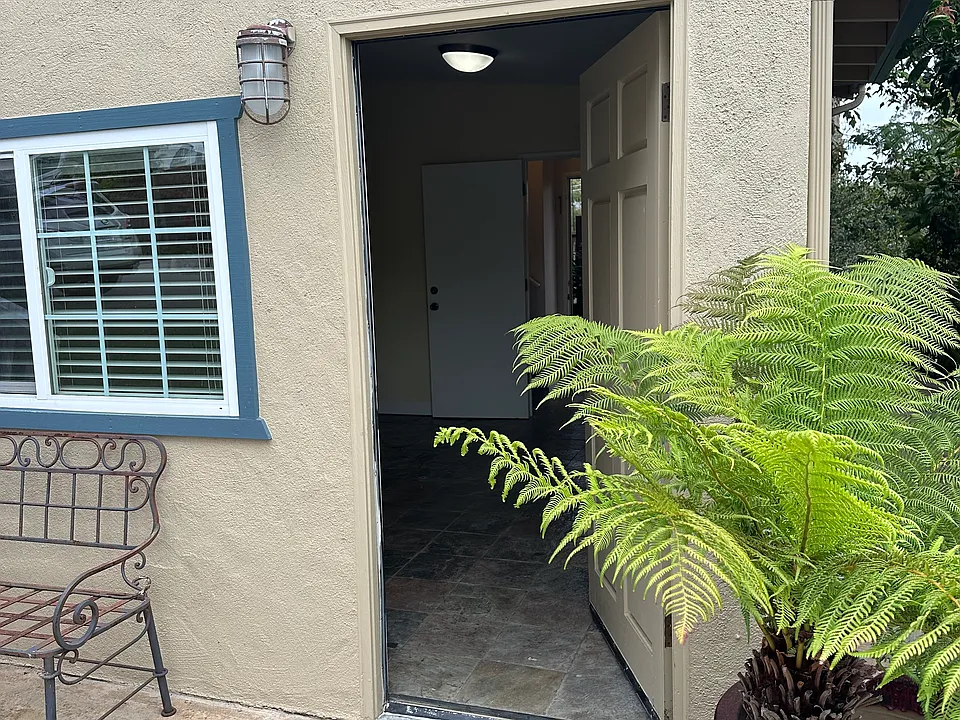 28 Loma Ave #2