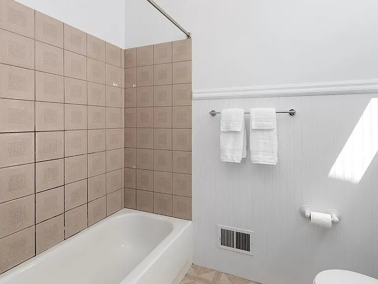 846 York St — Photo 9