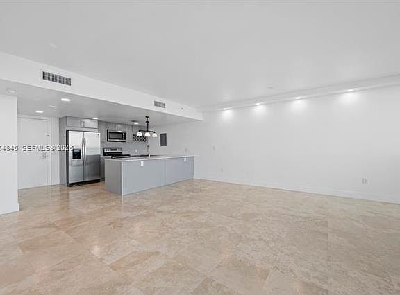 5th image of 665 NE 25th St APT 1502