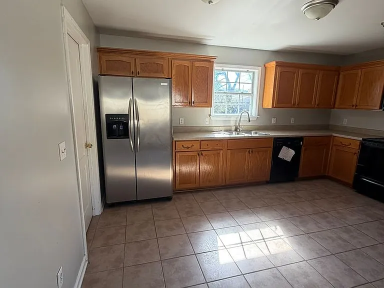 511 W Watts St — Photo 5