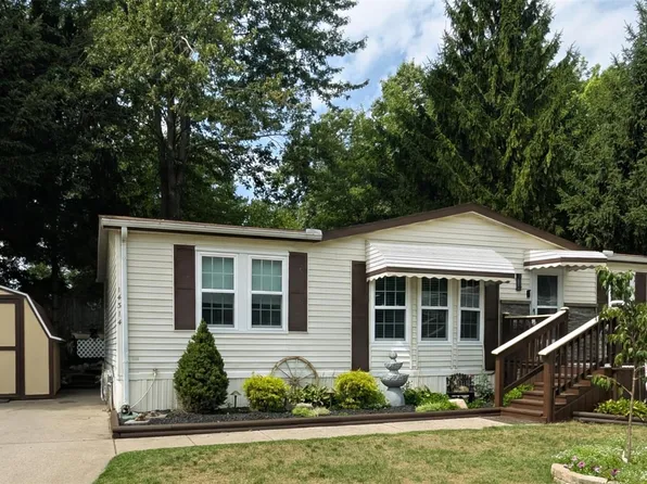 14314 Cedar Cove Dr, Fenton, MI 48430
