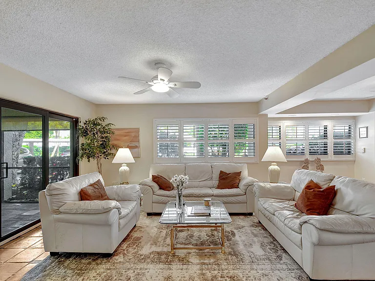 318 Oak Harbour Dr #318 — Photo 3