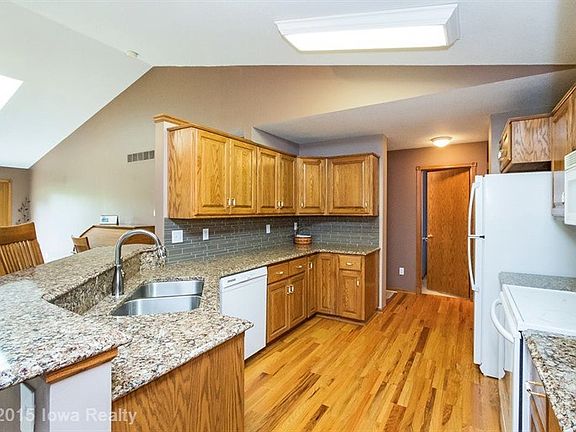 3rd image of 914 NW Irvinedale Dr