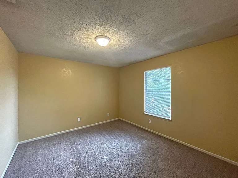 2208 Hunt Dr — Photo 11