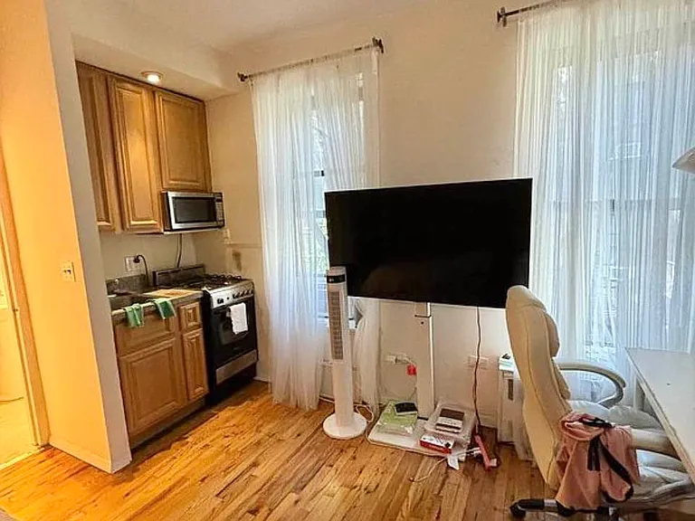 233 E 80th St #3D — Photo 2