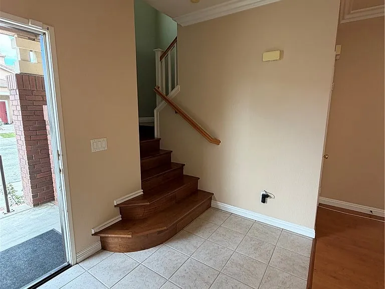 554 Robins Pl — Photo 4