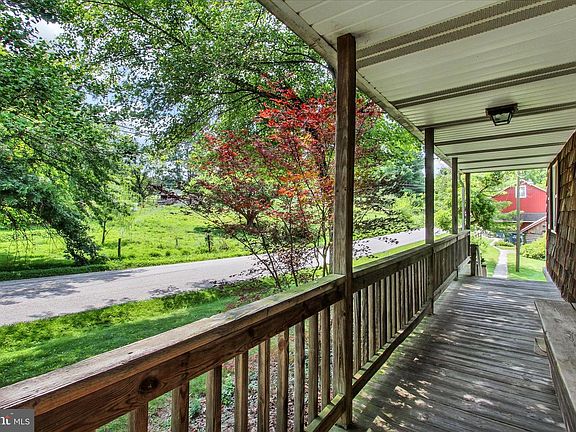 3rd image of 886 Menges Mills Rd