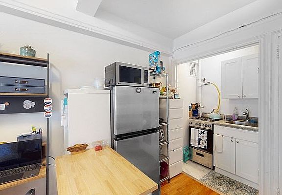 4th image of 50 W 72nd St APT 714