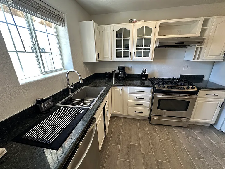 3030 Plaza St #2 — Photo 11