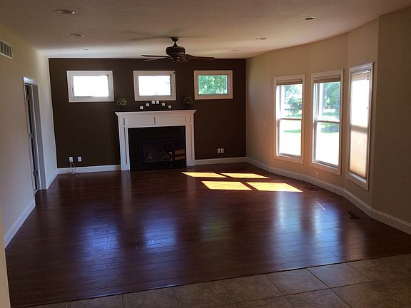 Family room w gas fireplace