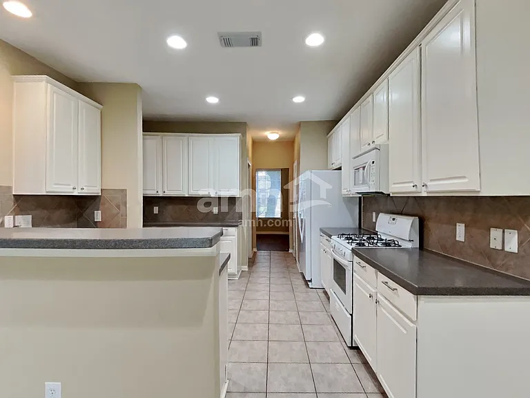 1627 Buckingham Dr — Photo 3