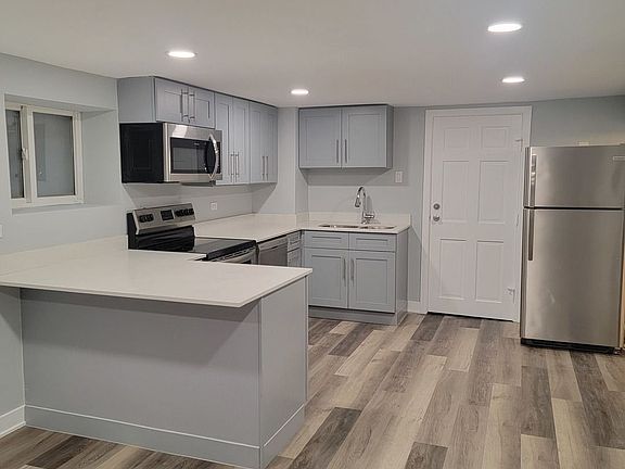 3rd image of 2827 W Lunt Ave